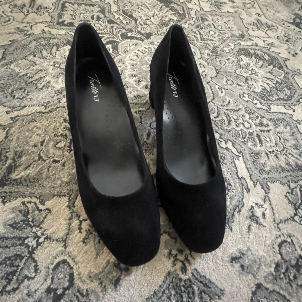Black suede pump Trotterz